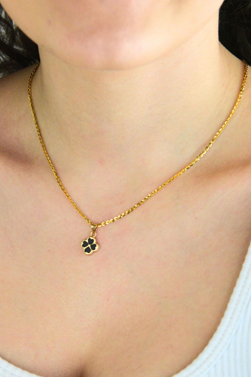 Złota zawieszka czterolistna koniczynka z czarną emalią 585 – symbol szczęścia1.jpg